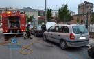Los bomberos sofocan el fuego generado en un coche al arrancarlo, en la calle Pintor Maeztu.