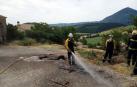 Bomberos, trabajando en la extinción del incendio en Cemboráin.