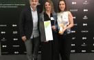 Javier Errea, Elena Moreno y Nerea Armendáriz, con el premio.