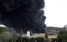 Espectacular incendio en una planta de productos en polvo de Cádiz