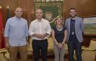 El alcalde de Pamplona recibe a la nueva junta de la Comparsa de Gigantes