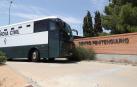 Los siete reclusos varones del "procés", a su llegada, en un autobús de la Guardia Civil, este martes al centro penitenciario de Zuera (Zaragoza).