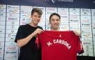 El director deportivo de Osasuna, Braulio Vázquez, ha presentado este miércoles en Tajonar al delantero catalán Marc Cardona.