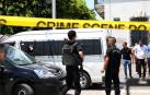 La policía monta un cordón de seguridad alrededor del lugar donde se registró un atentado suicida contra un vehículo policial en Túnez