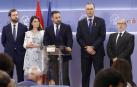 El líder de Vox, Santiago Abascal, acompañado por los diputados Iván Espinosa de los Monteros, Macarena Olona, Francisco Javier Smith y el senador Franciso José Alcaraz, durante la rueda de prensa ofrecida este jueves en el Congreso.