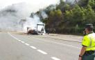Los bomberos apagan el fuego del camión.
