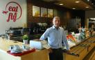Aena cierra la cafetería y pondrá en el aeropuerto 8 máquinas vending