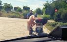 En plena ola de calor, decide ir desnudo en moto
