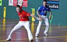 Artola se prepara para golpear una pelota durante la semifinal del Cuatro y Medio de San Fermín.