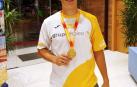 Manu Quijera posa con la medalla en el hotel de concentración.