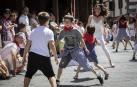La plaza de la iglesia de Santesteban se quedó pequeña para el tradicional baile del Trapatan, durante sus fiestas tradicionales.