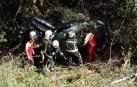 Los bomberos han tenido que desatrapar a la persona que iba en el vehículo accidentado