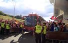 Cientos de aficionados recibieron al equipo rojillo en la ida de la final del playoff para subir a Primera División.