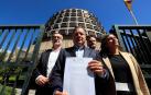 El secretario general de Ciudadanos, José Manuel Villegas (i); el portavoz adjunto del grupo, Joan Mesquida (2i), y los diputados de Ciudadanos, Edmundo Bal (2d) y Sara Giménez (d), registran un recurso de inconstitucionalidad contra la llamada Ley de Abusos Policiales del Parlamento Vasco.