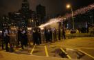 Policías hongkoneses lanzan gases lacrimógenos contra manifestantes frente al Consejo Legislativo de Hong Kong