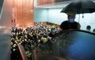 Cientos de personas irrumpen en la Asamblea Legislativa de Hong Kong
