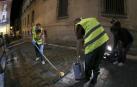 Operarios de una empresa han vertido la madrugada de este martes un tratamiento antideslizante en los puntos mas conflictivos del encierro para evitar que los toros resbalen y así no poner en peligro la integridad física de los corredores.