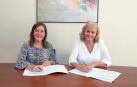 De izquierda a derecha, Gema Mañú y Marta Urdánoz, durante la firma del contrato.