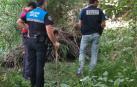 Agentes forales y municipales inspeccionando el lugar del hallazgo en Peralta.