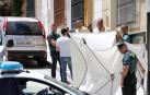 La Guardia Civil despliega una lona para tapar el cuerpo de la mujer de 42 años asesinada presuntamente por su marido en Rute