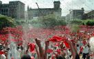 Si hay un momento en el que la fiesta se vive a flor de piel de verdad, ese es el chupinazo. El tradicional cohete, que se dispara cada 6 de julio desde el balcón del Ayuntamiento, se ha convertido, con el paso de los años, en todo un ritual de invocación a la fiesta. EDUARDO SANZ