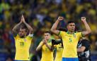 Dani Alvesy Casimiro de Brasil celebran al final del partido Brasil-Argentina de semifinales de la Copa América de Fútbol 2019