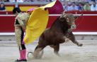 El venezolano Jesús Enrique Colombo, al que se concedieron, con generosidad, las dos orejas del quinto de la tarde, salió a hombros por la Puerta del Encierro al final de la novillada que abrió hoy los festejos taurinos de San Fermín.