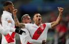 El peruano Yotún celebra el segundo gol de su equipo.