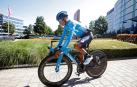 Nairo Quintana se dirige a una sesión de entrenamiento este jueves, a dos días de empezar el Tour de Francia.