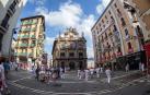 La Plaza Consistorial ha comenzado a llenarse hacia las 9 de la mañana de gente que esperaba a las 12 horas a que estallase la fiesta