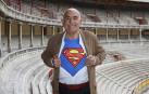 Fernando Lizaur, de 72 años, en el tendido de la plaza de toros y con el logo que le hizo volar hace ahora 40 años.