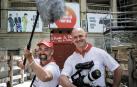 Migueltxo Molina Ayestarán y Pablo Iraburu Ayegui, autores de documentales, en el Callejón del encierro.