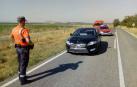 La Policía Foral, junto al vehículo.