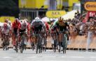 Teunissen sorprende a Sagan y se convierte en el primer líder del Tour
