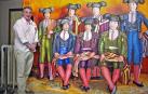 Antonio Laita posa junto al mural de Las Noyas, las jóvenes toreras catalanas que se hicieron famosas en el siglo XIX.