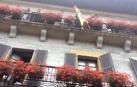 Alzado de la bandera al balcón consistorial de Lesaka