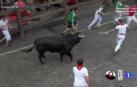 Un toro rezagado siembra el pánico en la entrada al callejón