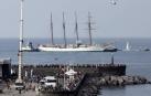El puerto de Getaria se queda pequeño en el homenaje al marinero Elkano