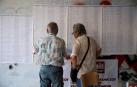 Dos personas, en un colegio electoral de Atenas.
