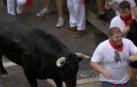 El protagonista de esta primera carrera ha sido 'Pitinesco', un astado negro de 615 kilos, que se ha quedado descolgado en la calle Estafeta y ha corneado a un corredor en el tramo de Telefónica.