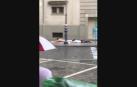 El 'aquaplaning' viral en la acera en un día lluvioso de San Fermín