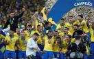 Los jugadores brasileños celebran su título.