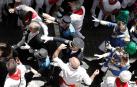 Gritos contra UPN durante el paso de la procesión de San Fermín por la calle Curia