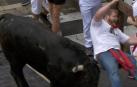 El protagonista de esta primera carrera ha sido 'Pitinesco', un astado negro de 615 kilos, que se ha quedado descolgado en la calle Estafeta y ha corneado a un corredor en el tramo de Telefónica.