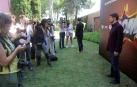 Manu Zapata posa ante los medios de comunicación antes de la rueda de prensa que Los Lobos ofrecieron este martes en la sede de Atresmedia.