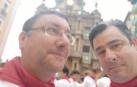 Simon Steines (izda), herido este martes, acompañado por su hermano Paul minutos antes del encierro.