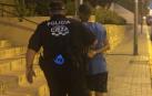 El detenido, acompañado por un agente de la Policía Local Cieza.