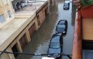 El agua anegó la calle La Ribera de San Adrián.