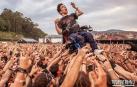 El público aupa a un joven en silla de ruedas en un festival de heavy metal