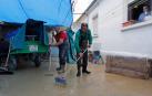 Vecinos de Pitillas, durante las labores de limpieza del pueblo.